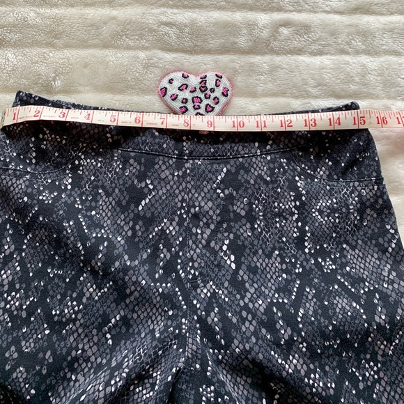 Isaac Mizrahi Ladies snake print Pant - Picture 7 of 9